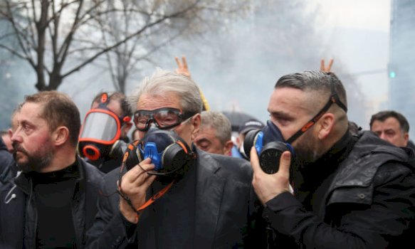 “nuk-ka-paqe-pa-largimin-e-rames”,-berisha-njofton-pershkallezim-te-protestave