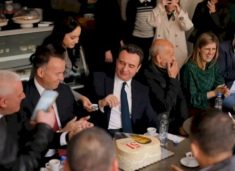 kurti-feston-51-vjetorin-ne-mitrovice,-surprizohet-me-torte-ne-forme-zemre-me-portretin-e-tij