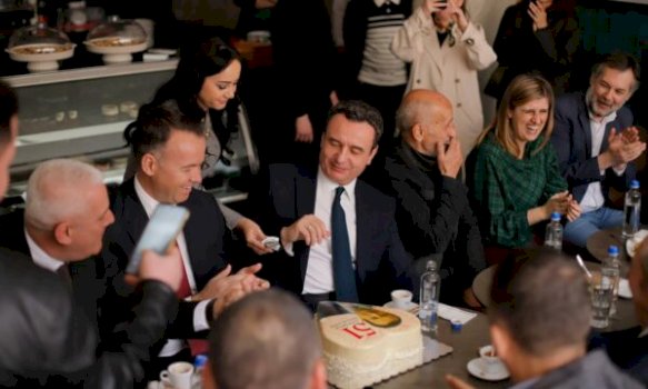 kurti-feston-51-vjetorin-ne-mitrovice,-surprizohet-me-torte-ne-forme-zemre-me-portretin-e-tij