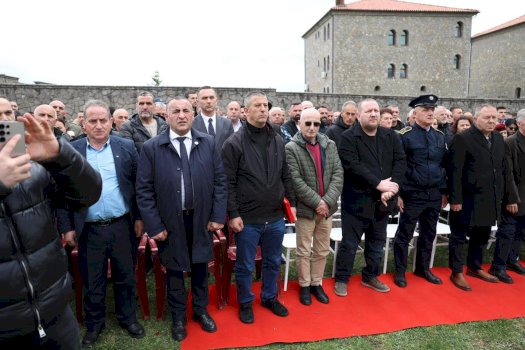 ovl-e-uck-se:-hilmi-haradinaj-me-djemte,-i-bene-balle-me-guxim-rrethimit-te-trefishte