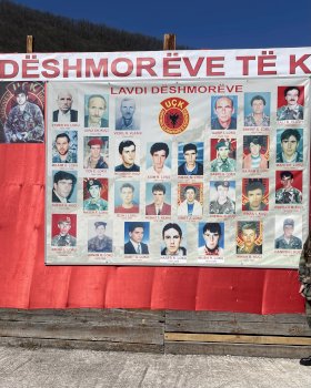 edhe-27-vjet-pas-luftes-plaget-ende-te-fresketa-–-perkujtohet-masakra-e-kotlines