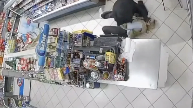 u-fut-ne-dyqan-me-kallashnikov,-burri-nga-mostari-tentoi-te-kryej-grabitje-–-shitesja-e-parandaloi-duke-u-perleshur-me-te