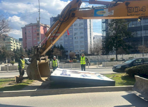 peci:-une-rekomandova-qe-billbordi-i-thacit-dhe-veselit-mos-te-hiqet,-pdk-po-ben-filma