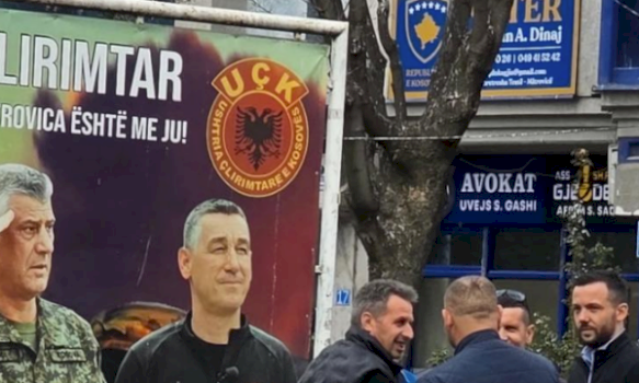 deputeti-arian-tahiri-shihet-ne-mitrovice-bashke-me-qytetaret-qe-po-mbronin-billbordin-me-ish-kreret-e-uck-se