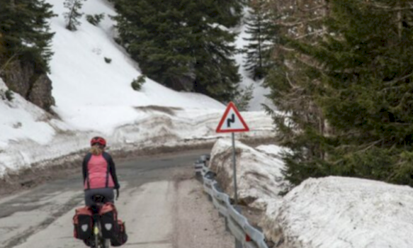 ishte-bllokuar-nga-bora,-qkmk-njofton-se-rruga-peje-rozhaje-eshte-e-kalueshme-per-kamionet