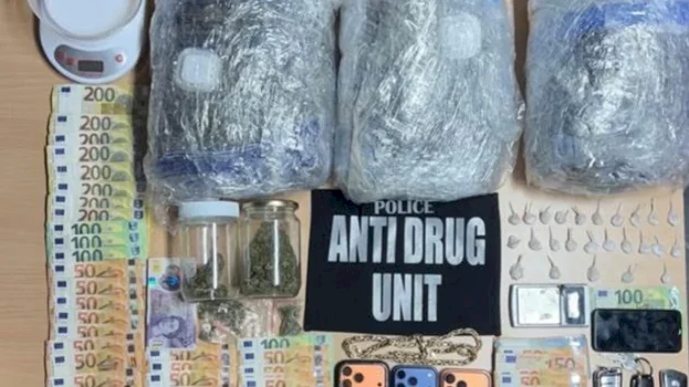 fushe-kosove-podujeve,-prishtine-–-mitrovice,-si-i-ndoqi-policia-te-dyshuarit?-“delivery”-ve-ne-pranga-kater-persona-per-droge,-i-pesti-per-krime-kibernetike