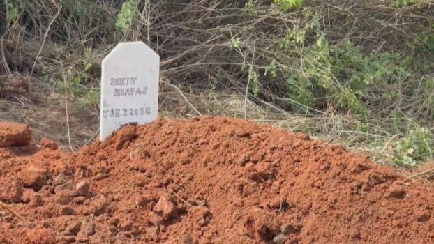 ua-vrau-nenen-e-me-pas-veten,-femijet-refuzojne-varrimin-e-babait-ne-fier