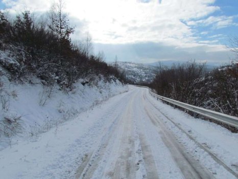 rruga-peje-kulle-rozhaje,-e-kalueshme-per-te-gjitha-automjetet