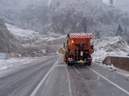 reshjet-e-bores-ne-gjirokaster,-borepastrueset-nderhyjne-ne-rruget-kombetare