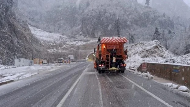 reshjet-e-bores-ne-gjirokaster,-borepastrueset-nderhyjne-ne-rruget-kombetare