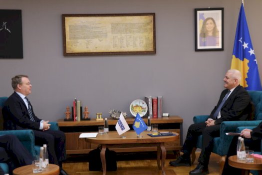 svecla-pret-komisionerin-e-osbe-se-per-minoritetet,-christophe-kamp