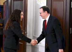 presidentja-osmani-e-pret-ne-takim-ambasadorin-turk,-flasin-per-diplomacine,-ushtrine-dhe-per-ndeshjen-kosove-turqi