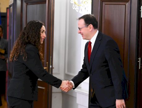 presidentja-osmani-e-pret-ne-takim-ambasadorin-turk,-flasin-per-diplomacine,-ushtrine-dhe-per-ndeshjen-kosove-turqi