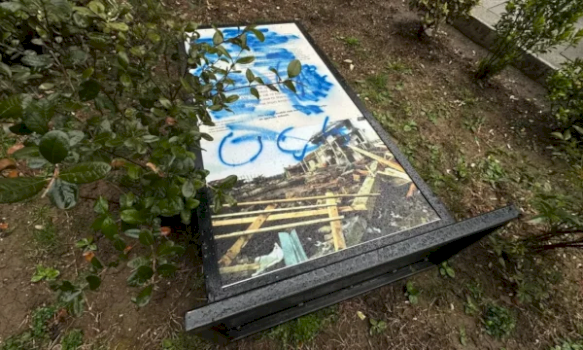 protesta-qytetare-ndaj-ekspozites-per-masakrat,-ngjyrosen-e-rrezohen-tabelat-e-vendosura-ne-shesh