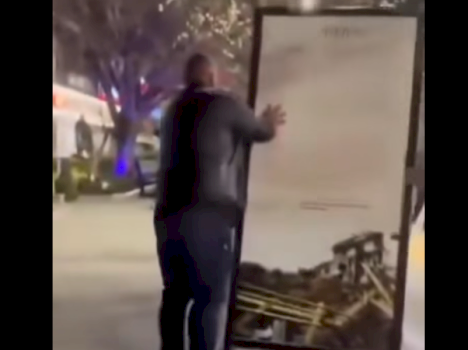 nipi-i-heroit-rrezon-billboardin-e-ekspozites-“masakrat-ne-kosove-1998-1999”