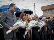 haxhiu-dhe-konjufca-bejne-homazhe-para-viktimave-te-masakres-se-podujeves