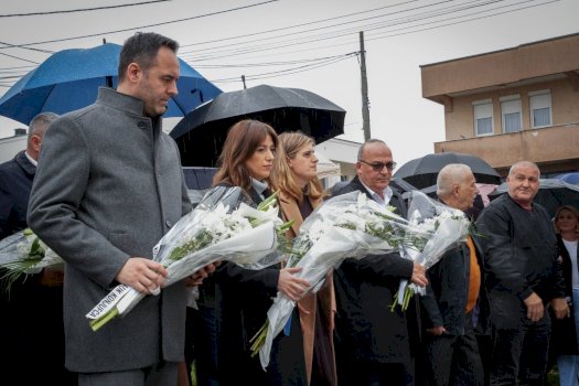 haxhiu-dhe-konjufca-bejne-homazhe-para-viktimave-te-masakres-se-podujeves