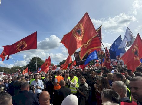 ovl-uck-therret-proteste-per-neser:-ekspozita-me-pasaktesi-per-masakrat,-fyerje-per-te-gjithe-shoqerine