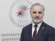 skandali-per-falsifikim-te-historise-se-masakrave-ne-kosove:-rektori-qe-dekoroi-kurtin-dhe-osmanin-figuron-si-kryetar-ne-ojq’ne-e-gashit