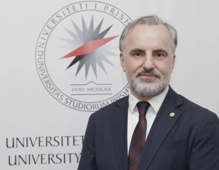 skandali-per-falsifikim-te-historise-se-masakrave-ne-kosove:-rektori-qe-dekoroi-kurtin-dhe-osmanin-figuron-si-kryetar-ne-ojq’ne-e-gashit