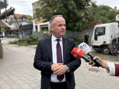 fushtica:-s’dihet-shkaku-i-shembjes-se-rruges,-pronari-i-nderteses-u-ftua-nga-policia,-do-te-shohim-a-ka-nevoje-per-evakuim-te-banoreve