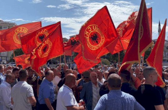 proteste-para-kuvendit-kunder-ekspozites-per-luften,-veteranet-e-uck-se-e-quajne-fyese-dhe-te-pasakte