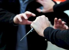 rrahje-mes-disa-personave-ne-prishtine,-njeri-theret-me-thike