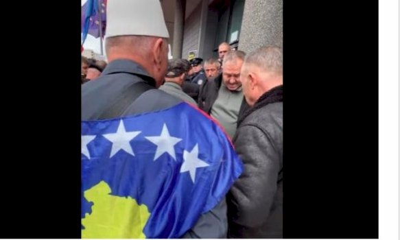 hysni-gucatit-i-rendohet-gjendja-shendetesore,-largohet-me-ambulance-nga-protesta