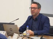 sulme-dhe-lincim:-burrit-te-albulena-haxhiut-i-pengon-protesta-kunder-shtremberimit-te-se-vertetes-per-masakrat