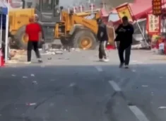 buldozeri-perplas-turmen-me-njerez-ne-tregun-e-hapur-ne-pekin,-te-pakten-13-te-vdekur-dhe-shume-te-plagosur