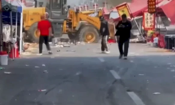 buldozeri-perplas-turmen-me-njerez-ne-tregun-e-hapur-ne-pekin,-te-pakten-13-te-vdekur-dhe-shume-te-plagosur