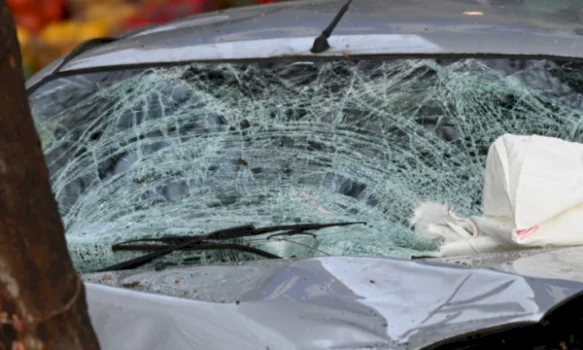 pas-aksidentit-tenton-te-ike,-shoferi-perfundon-ne-qkuk-nga-perplasja-me-shtylle-betoni