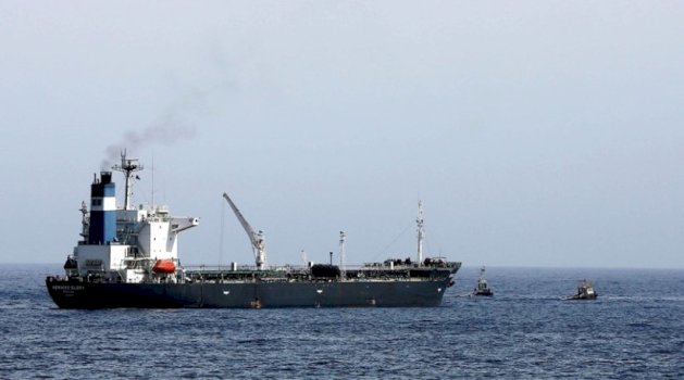 rriten-tensionet-ne-gjirin-persik,-tankeri-i-naftes-kuvajtiane-shenjestrohet-nga-nje-sulm-iranian