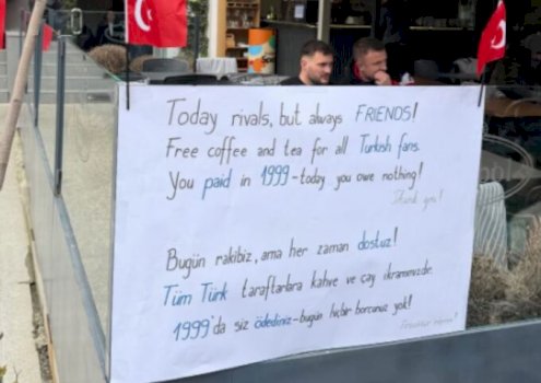 kafe-falas-per-tifozet-turq,-restoranti-ne-prishtine-me-gjest-simbolik:-borxhin-e-keni-lare-ne-1999