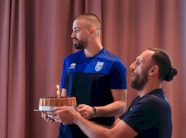 ffk-uron-zhegroven-per-ditelindje,-e-vetmja-deshire-kur-fryu-qirinjte-–-kupa-e-botes!