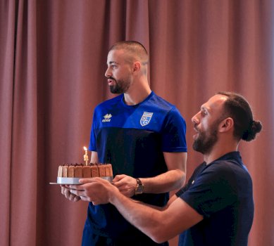 ffk-uron-zhegroven-per-ditelindje,-e-vetmja-deshire-kur-fryu-qirinjte-–-kupa-e-botes!