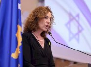 “gjithe-kombi-po-brohoret-per-ju”,-ambasadorja-ziv-mbeshtet-kosoven-ne-ndeshjen-ndaj-turqise