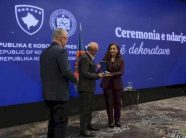 presidentja-osmani-nderon-me-medaljen-presidenciale-te-meritave-“sofren-pejane”