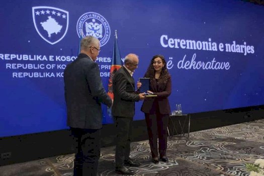 presidentja-osmani-nderon-me-medaljen-presidenciale-te-meritave-“sofren-pejane”