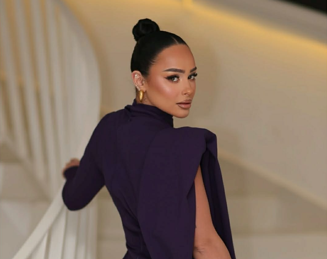 egli-ekspozon-trupin-si-peshk-ne-fustan-te-ngushte