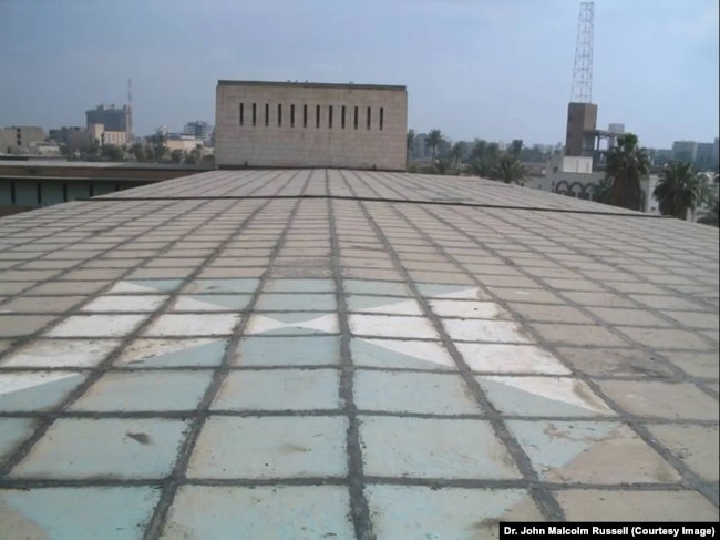 Një mburojë me ngjyrë të kaltër të zbehur shihet në çatinë e Muzeut Kombëtar të Irakut në Bagdad, e cila ishte pikturuar para pushtimit amerikan të vitit 2003.