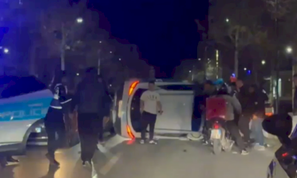 nuk-iu-bind-urdhrit-per-t’u-ndalur,-i-mituri-ne-vlore-perplas-veturen-e-policise-dhe-le-te-lenduar-dy-efektive