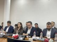 paga-e-13-te-dhe-cmimi-i-naftes,-hidhet-poshte-kerkesa-e-mustafes-qe-ne-rend-dite-ne-komision-te-kete-pika-shtese