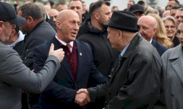 presidentja-vjosa-osmani,-ka-bere-homazhe-ne-27-vjetorin-e-masakres-se-lybeniqit-gjate-deklarimit-per-media,-osmani-u-shpreh-se-aty-u-vrane-edhe-foshnjet-18-muajshe.-“ketu-u-vrane-e-u-masakruan-edhe-grate-shtatzena,-ketu-u-vrane-edhe-foshnjet-ne-barkun