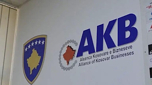 akb:-paga-e-13-te-vetem-per-sektorin-publik-eshte-diskriminuese