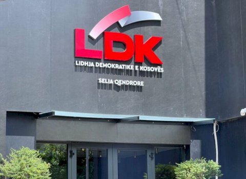 ldk-mban-sot-konference-per-media,-visar-azemi-flet-per-ceshtjen-e-njehsoreve-elektrike