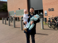 djali-i-jakup-krasniqit-shkon-ne-hage-me-dy-femijet-e-tij