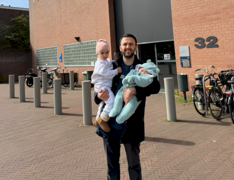 djali-i-jakup-krasniqit-shkon-ne-hage-me-dy-femijet-e-tij