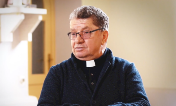 vdes-dom-kelmend-spaqi,-prifti-qe-gjate-luftes-lajmeronte-iftarin-permes-kambanes-se-kishes