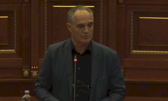 hasani:-ekspozita-me-pasaktesi-per-masakrat-s’eshte-gabim,-por-version-i-qellimshem-i-udb-se,-autoret-te-mbahen-pergjegjes